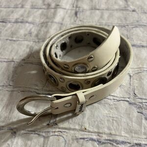 MUDD GENUINE LEATHER CREAM WITH SILVER TON BUCKLE CUTOUTS & STUDS  BELT SIZE S/M